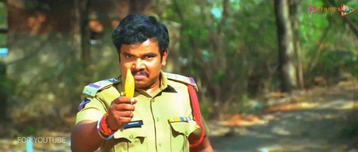 scene surrealiste film indien banane arme