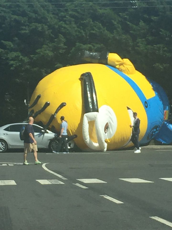 accident minion geant gonflable 5