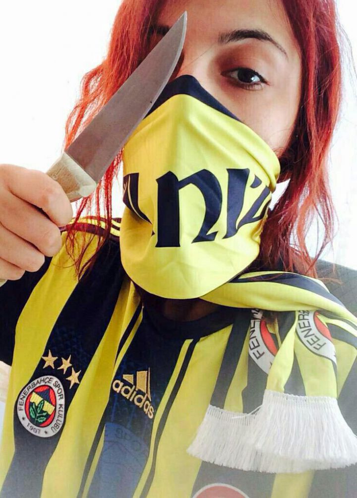 supportrice fenerbahce couteau