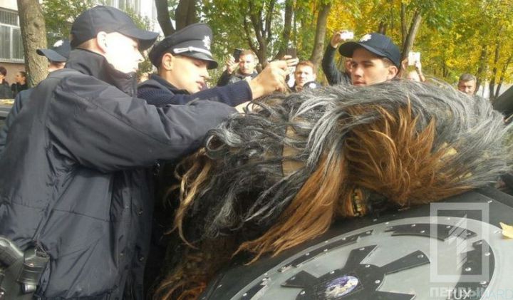 chewbacca vs police ukraine elections politiques