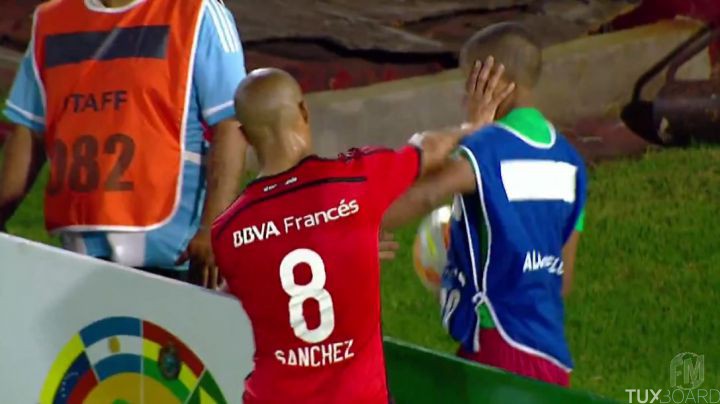 Carlos Sanchez vs Ball Boy River Plate vs Huracan