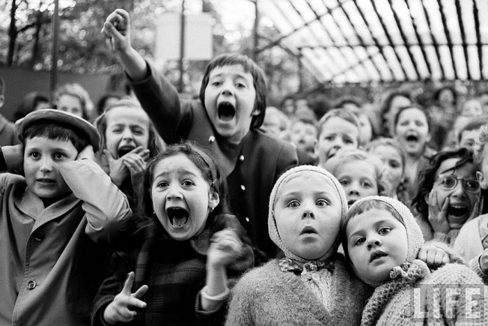 photo Enfants théâtre de marionnettes Paris 1963 Alfred Eisenstaedt
