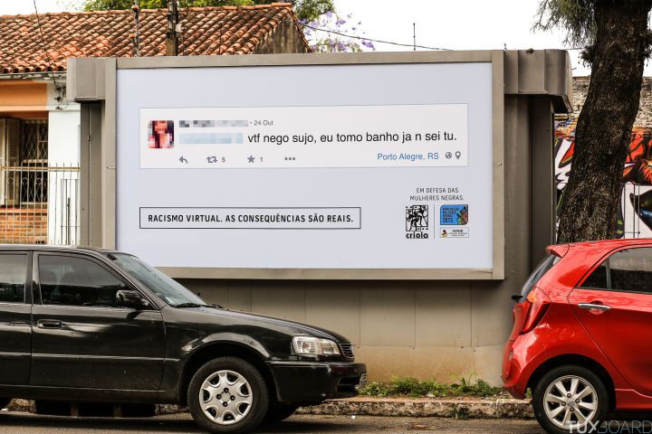 Messages racistes reseaux sociaux affiches geantes