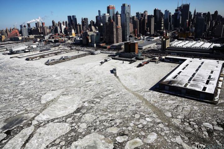 NEW YORK, NY - FEBRUARY 20: Ice floes are viewed along the Hudson River in Manhattan on a frigidly cold day February 20, 2015 in New York City. New York, and much of the East Coast and Western United States is experiencing unusually cold weather with temperatures in the teens and the wind chill factor making it feel well below zero. (Photo by Spencer Platt/Getty Images) *** BESTPIX ***