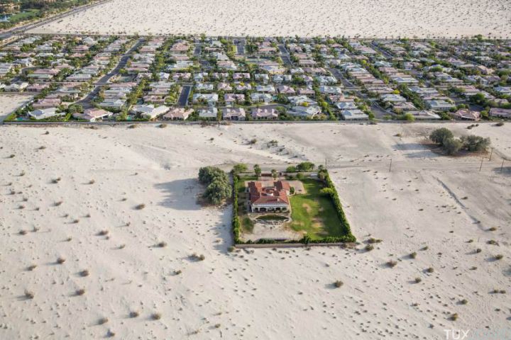 Properties surrounded by desert in Rancho Mirage, Calif., April 3, 2015. The state?s history as a frontier of prosperity and glamour faces an uncertain future as the fourth year of severe water shortages has prompted Gov. Jerry Brown to mandate a 25 percent reduction in non-agricultural water use. (Damon Winter/The New York Times)