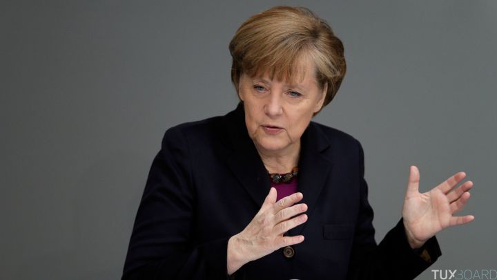 Angela Merkel discusses Russia at German parliament building
