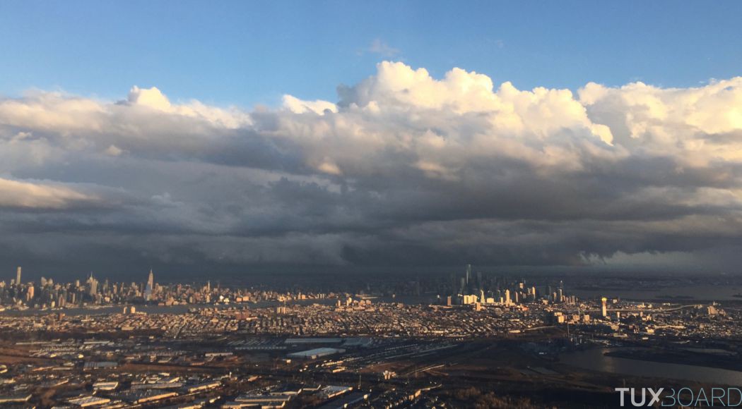 Manhattan, ses buildings et son immense orage, depuis le New Jersey