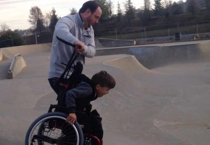 enfant paralysie cerebrale skatepark