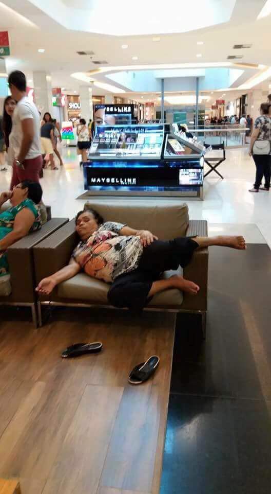 femme dormir centre commercial