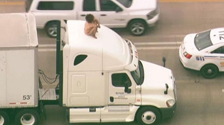 femme nue danse camion autoroute