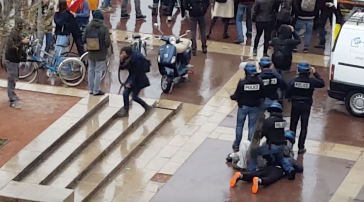 policier vs manifestant lyon place bellecour