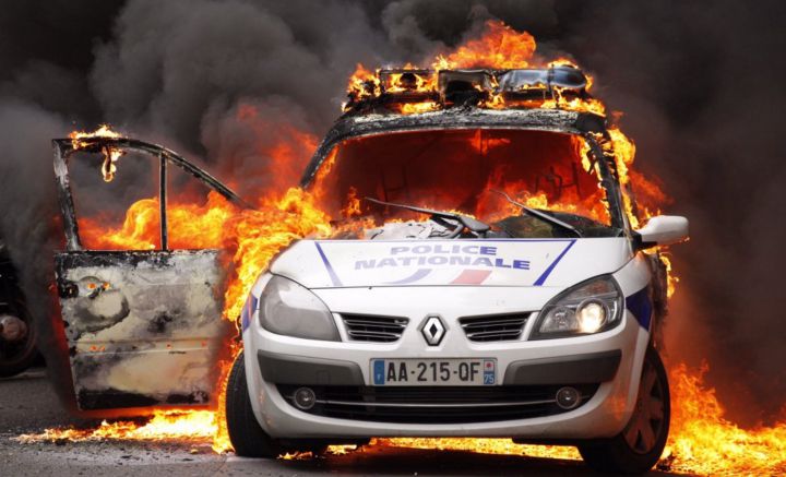 voiture police brulee paris manifestation