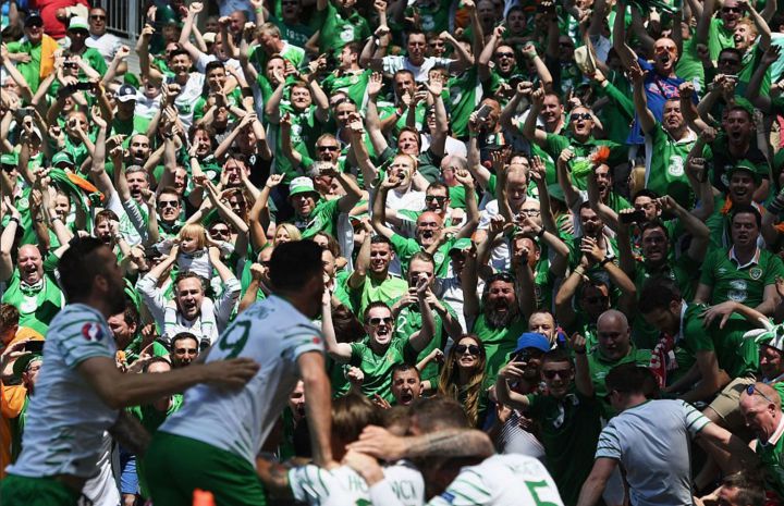 Supporters Irlandais chantent Will Grigg is on fire