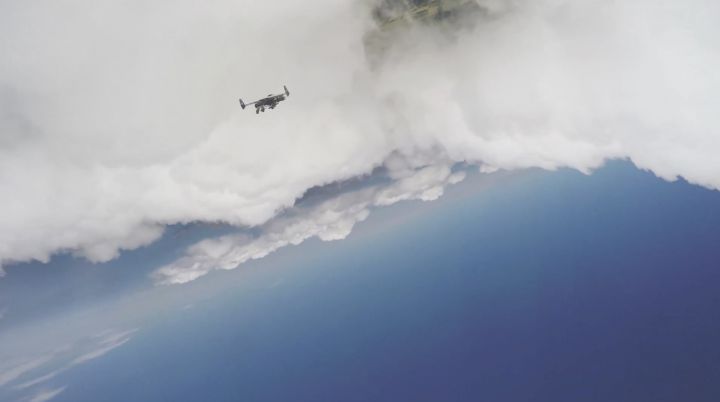 Video jetpack dans le ciel avec nuages