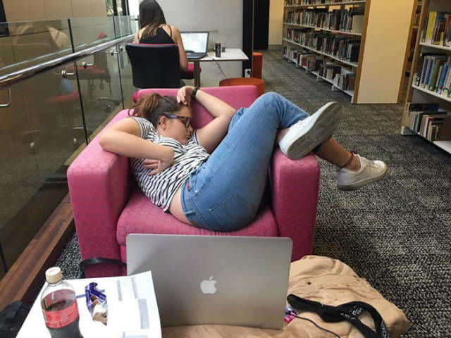 l'étudiante dort dans une bibliothèque universitaire (Originale)