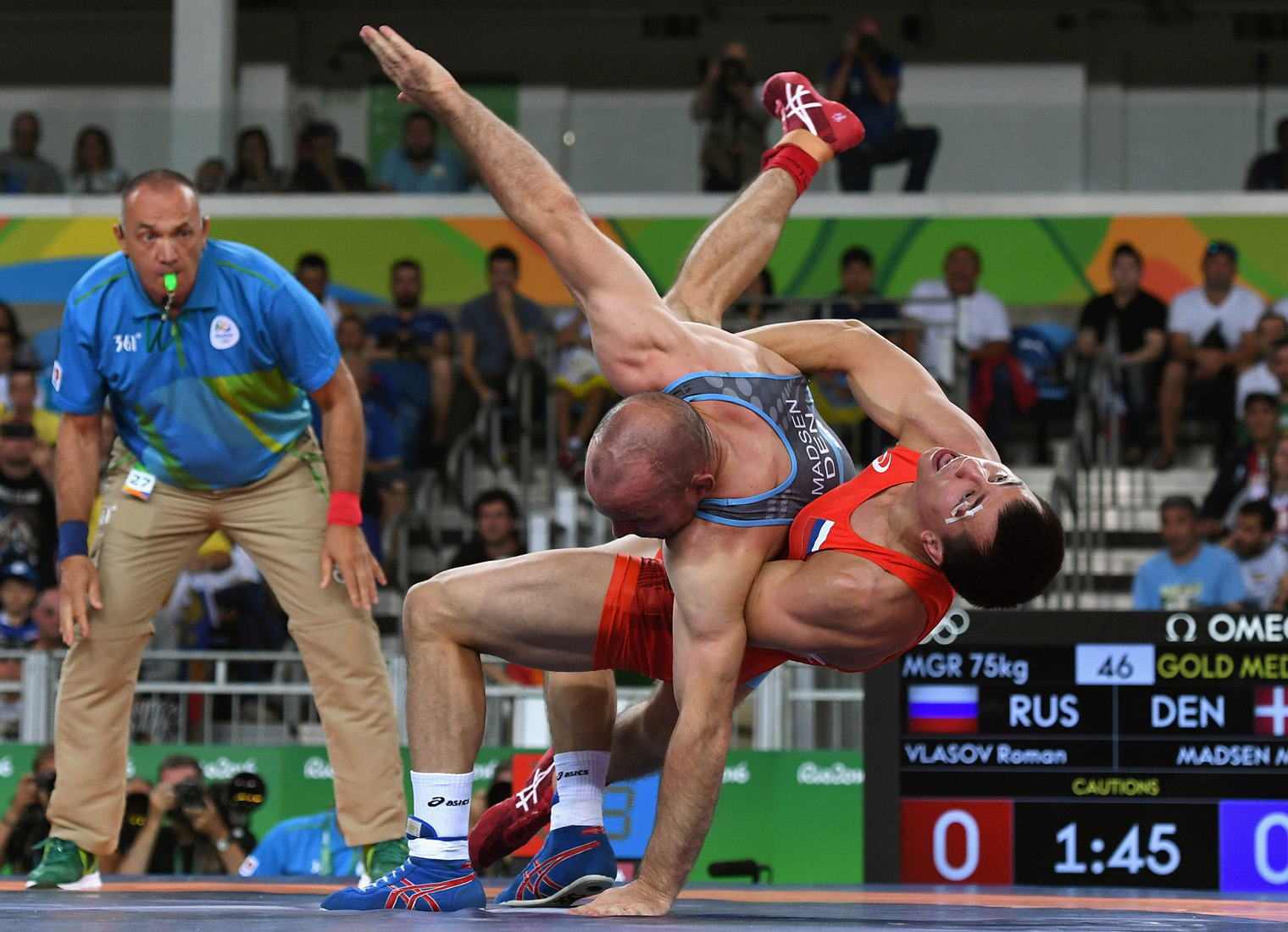 RIO DE JANEIRO, BRAZIL - AUGUST 14: Mark Overgaard Madsen of Denmark competes against Roman Vlasov of Russia during the Men's Greco-Roman 75 kg Gold Medal match on Day 9 of the Rio 2016 Olympic Games at Carioca Arena 2 on August 14, 2016 in Rio de Janeiro, Brazil. (Photo by David Ramos/Getty Images)
