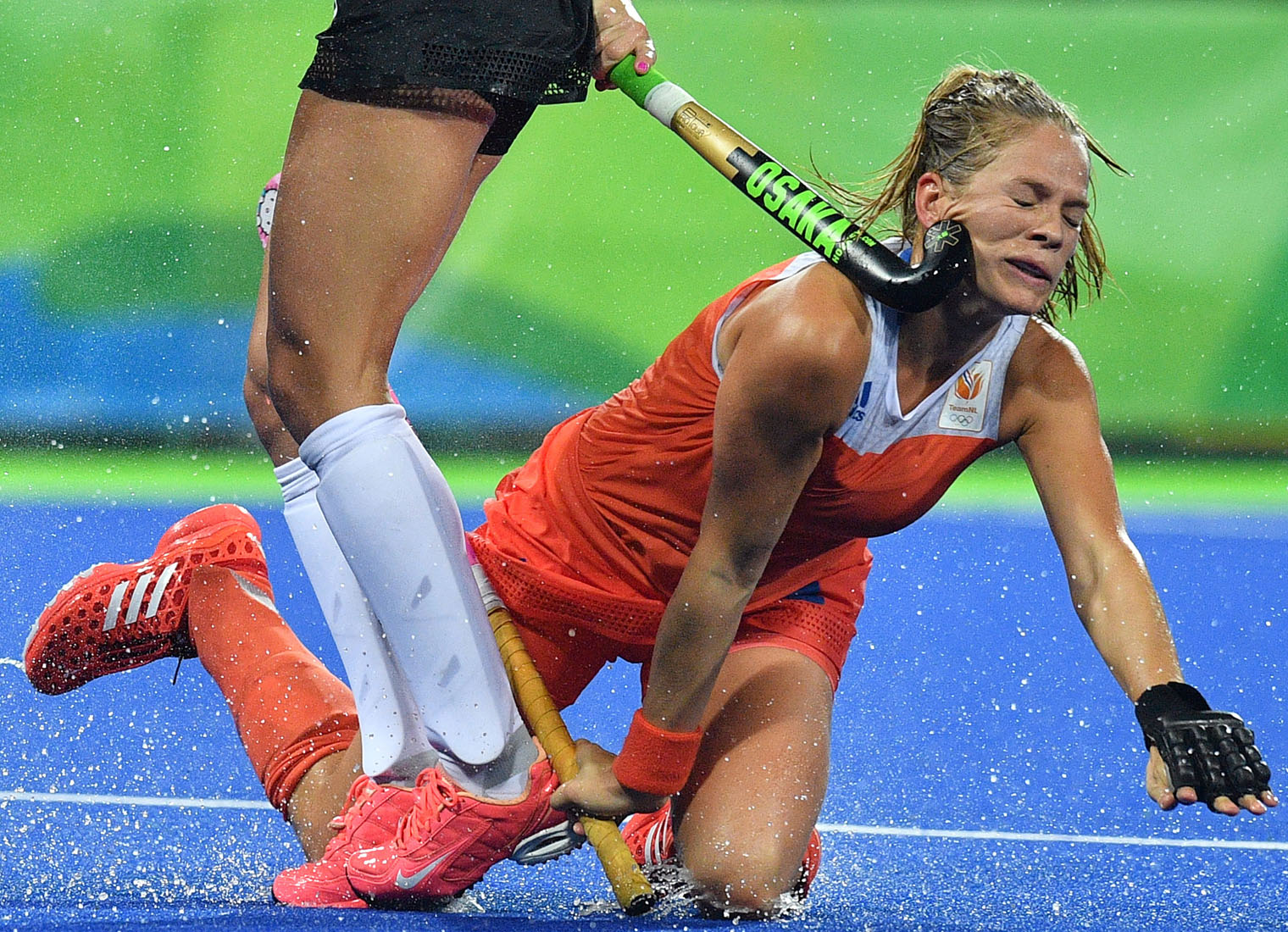TOPSHOT - Netherlands' Kitty van Male (R) is hit on the face by Argentina's Agustina Habif during the women's quarterfinal field hockey Netherland vs Argentina match of the Rio 2016 Olympics Games at the Olympic Hockey Centre in Rio de Janeiro on August 15, 2016. / AFP / Carl DE SOUZA (Photo credit should read CARL DE SOUZA/AFP/Getty Images)