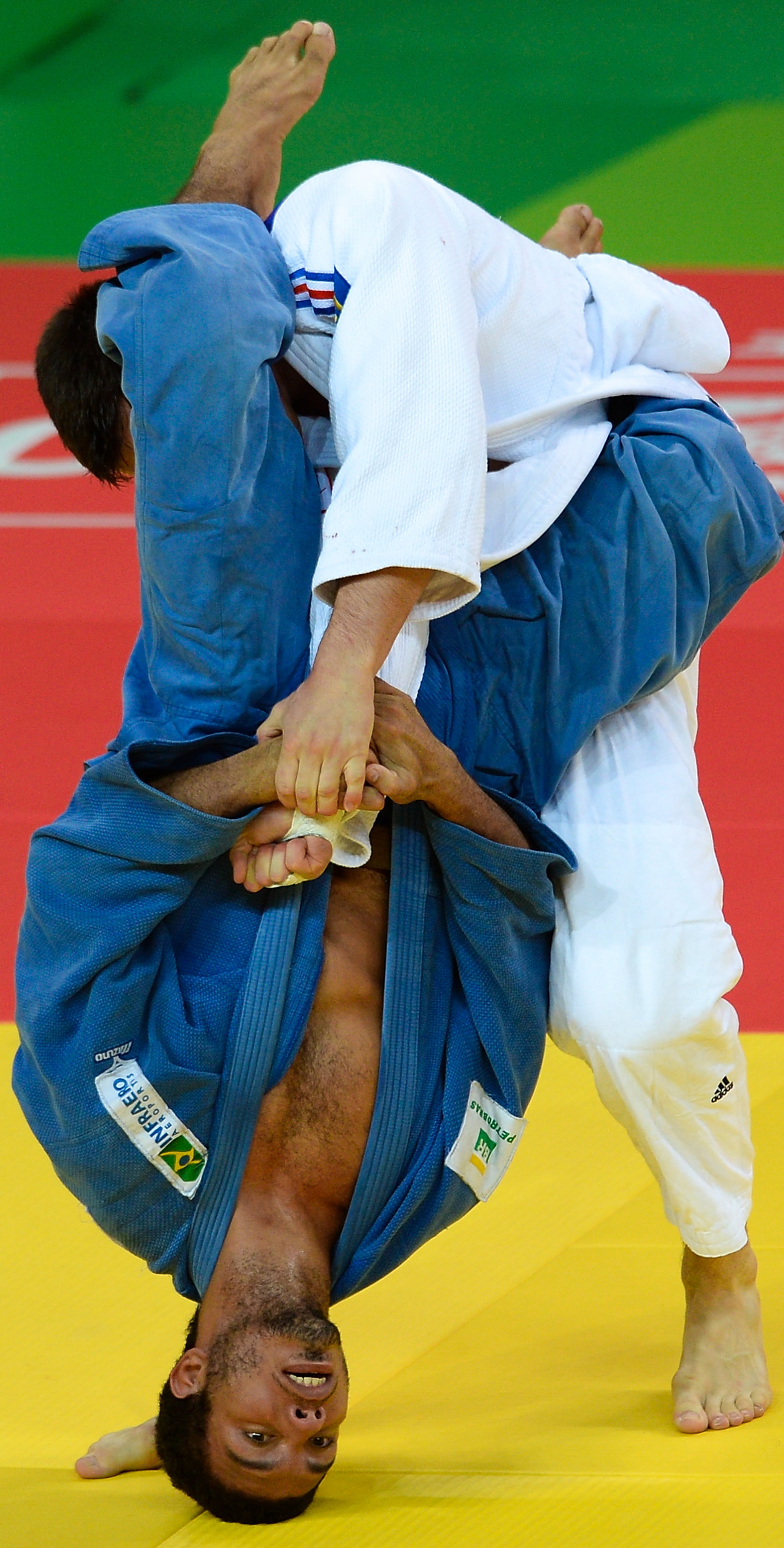 RIO DE JANEIRO, BRAZIL - MARCH 09: Nicolas Chilard (white) of France fights with Igor Pereira of Brazil during the -81kg category men bronze medal at the International Judo Tournament - Aquece Rio Test Event for the Rio 2016 Olympics at the Olympic Park on March 9, 2016 in Rio de Janeiro, Brazil. (Photo by Buda Mendes/Getty Images)