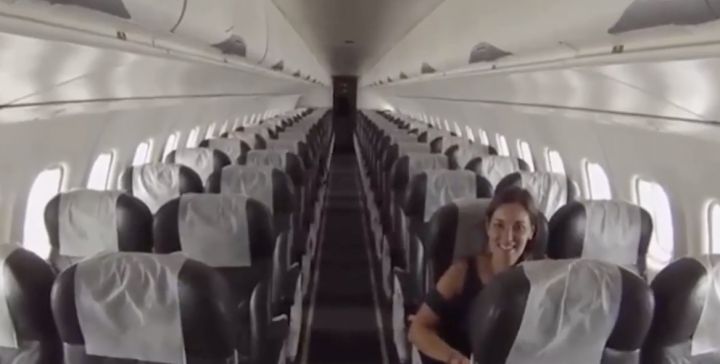 Video couple voyage seul dans un avion