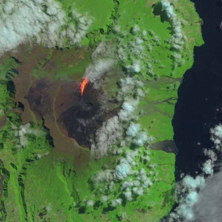 piton-de-la-fournaise-eruption-satellite