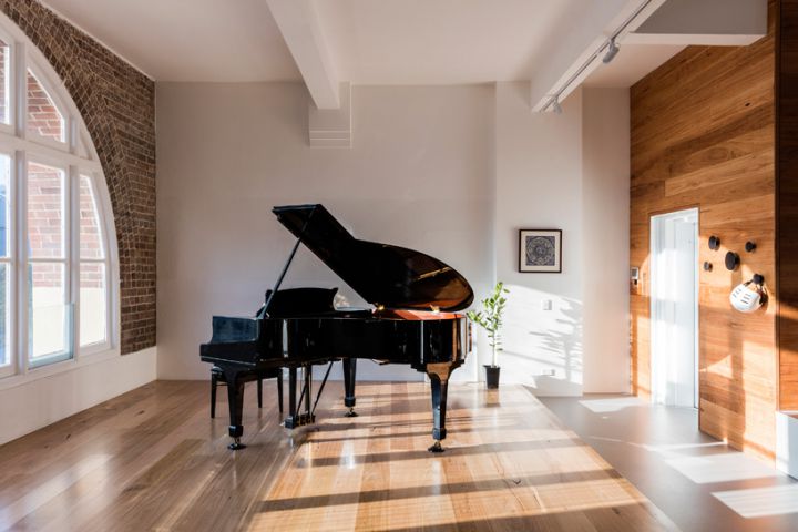 salle-musique-piano-appartement-avec-lumiere-naturelle