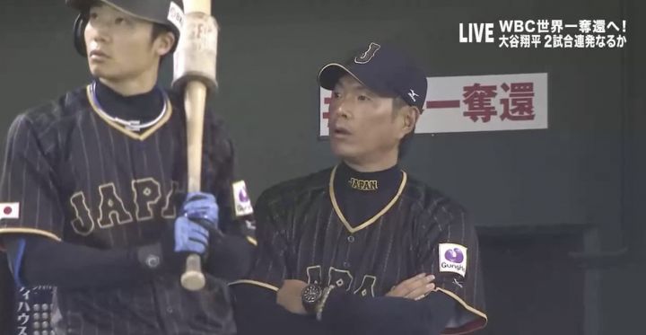 balle-baseball-envoye-dans-le-toit-du-stade-au-japon