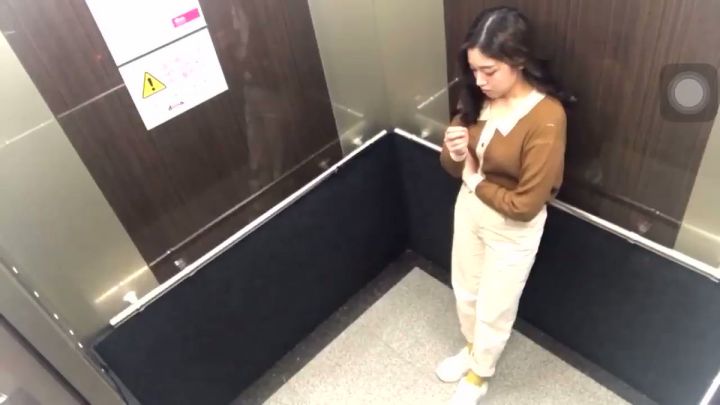 La vidéo d’une fille obligée de sortir d’un ascenseur fait le buzz sur