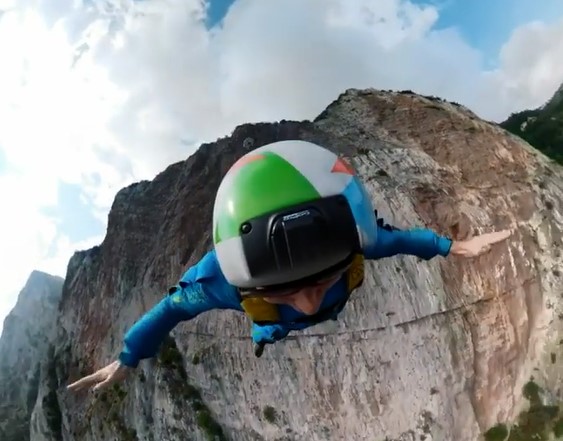 Ces base-jumpers nous montrent leur saut à partir d’une falaise en Italie.