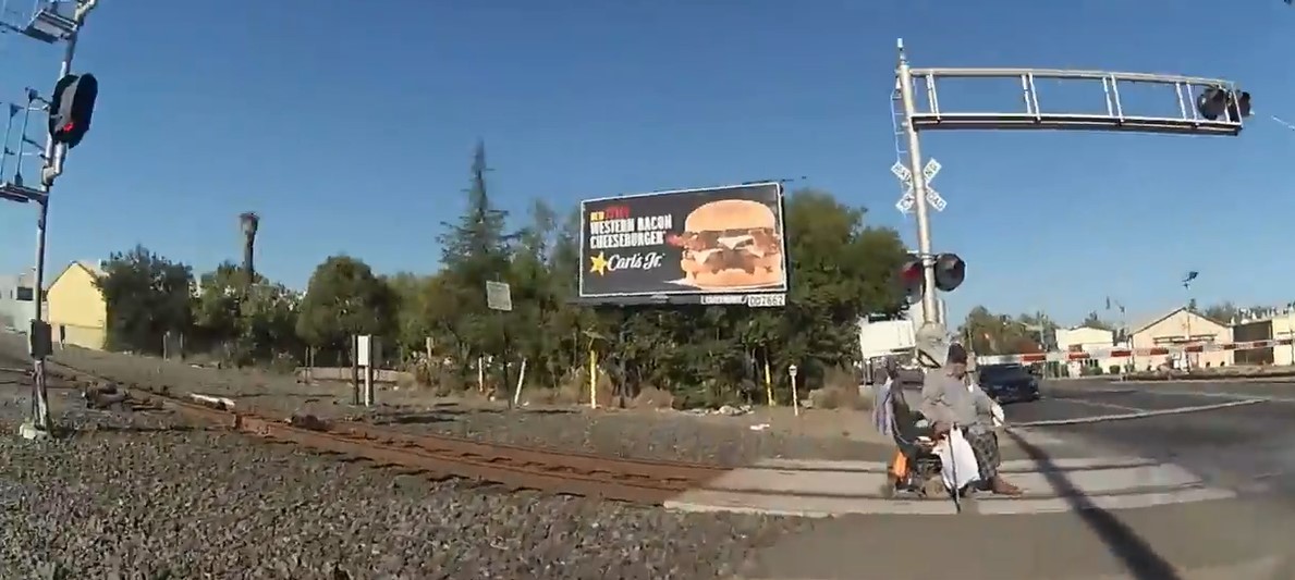 Ce brave agent de police a sauvé in extremis un homme sur une chaise roulante d&rsquo;un train