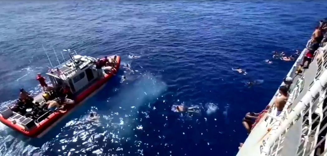 Des garde-côtes américains ont tirés sur des requins qui menaçaient des membres de leur équipe