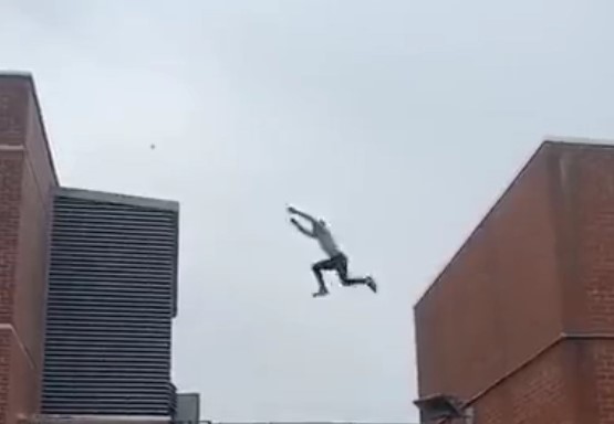 cet homme arrive à atterrir parfaitement sur ces deux pieds après un saut spectaculaire