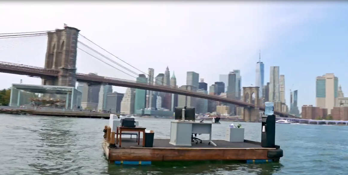 Ce bureau flotte sur l’East River à New York est une solution originale pour bien respecter la distanciation sociale