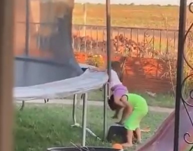 Ce petit garçon réussit à faire monter sa petite sœur un trampoline