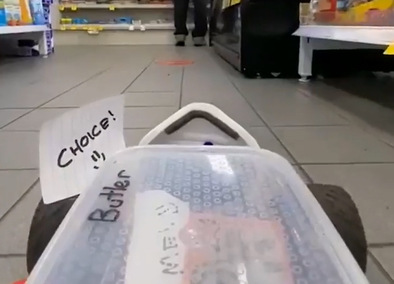 Ce skateboard télécommandé fait les courses à la boutique pour son propriétaire