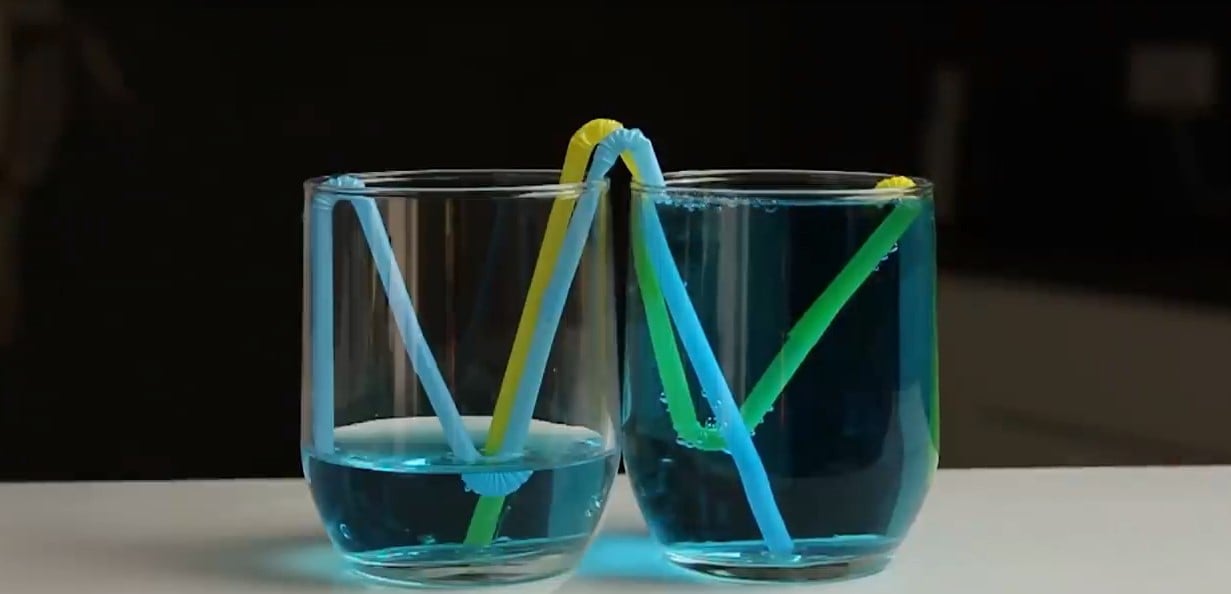 Comment créer une boucle infinie d’eau passant automatiquement d’un verre à l’autre