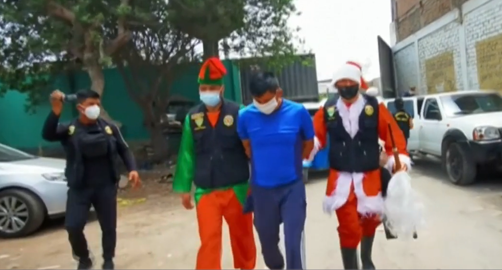 La police se déguise en Père Noël pour appréhender un trafiquant de drogue