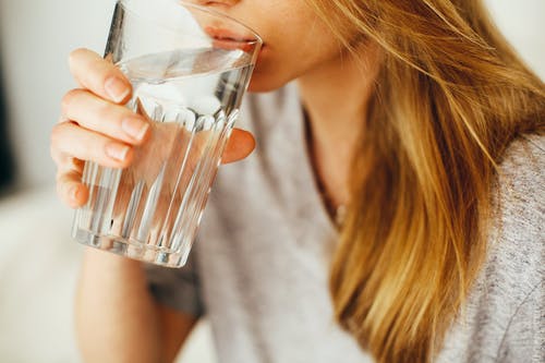 Santé : pourquoi, quand et comment boire de l’eau tous les jours ?