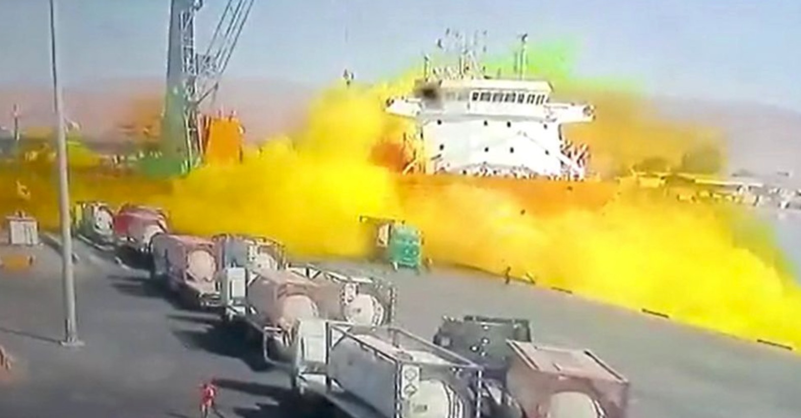 Une chute d’un conteneur dans un port provoque une fuite de chlore gazeux toxique