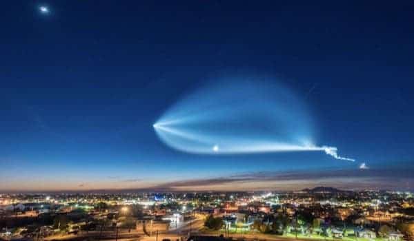 Timelapse du lancement de la fusée du SpaceX Falcon 9 qui a fait croire à un OVNI