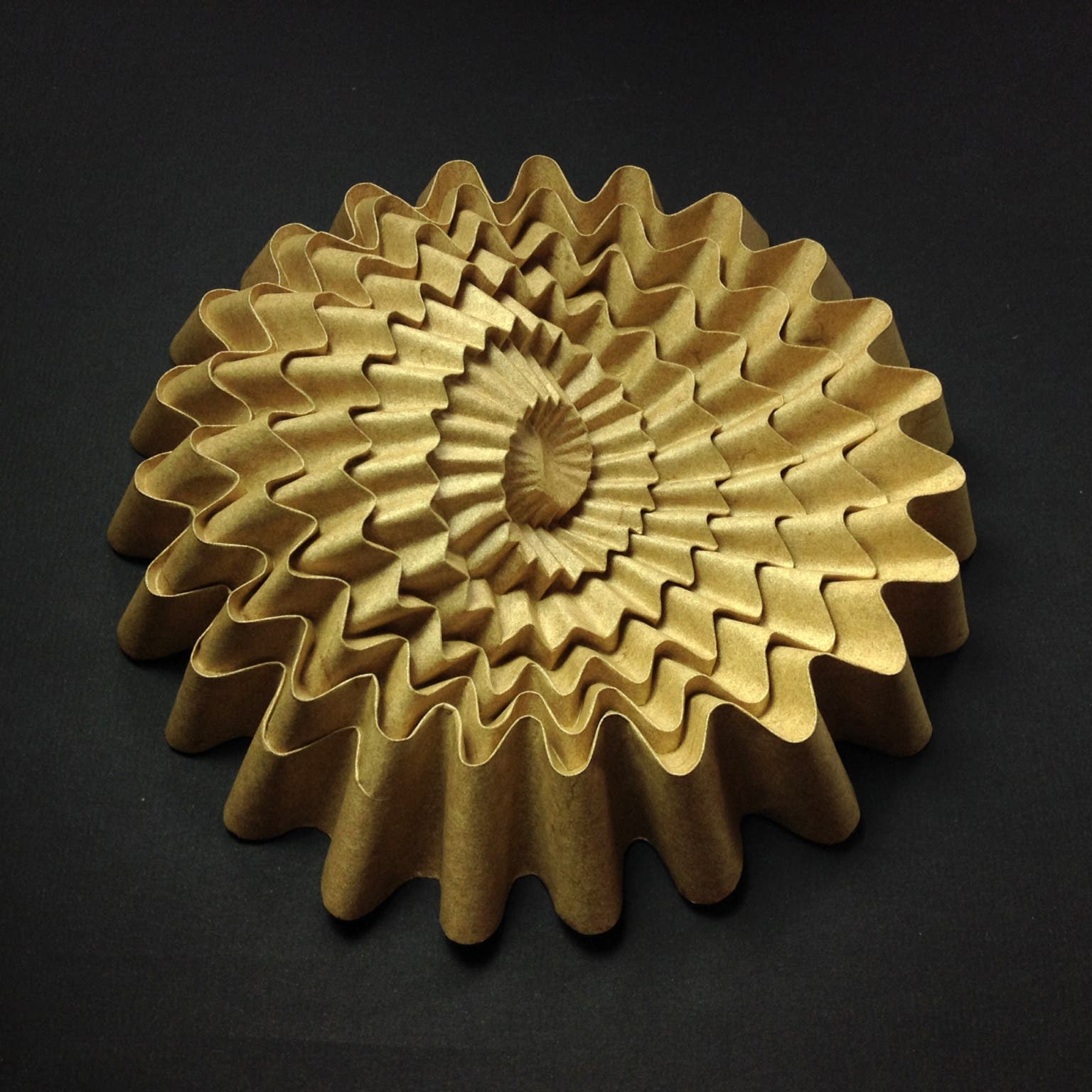 Les étonnantes sculptures en papier d’un polymathe (toi et l’origami à côté, ça fait 2)