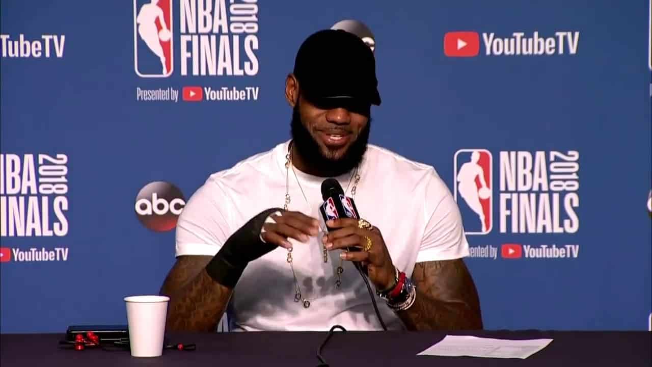 VIDEO : LeBron James annonce qu’il a joué 3 matchs avec une main cassée