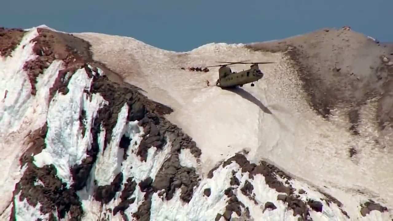 Sauvetage incroyable d’un Boeing CH-47 Chinook en montagne