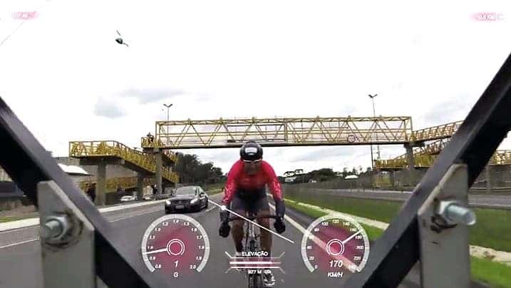 Un cycliste bat le record de vitesse en pédalant sur une autoroute