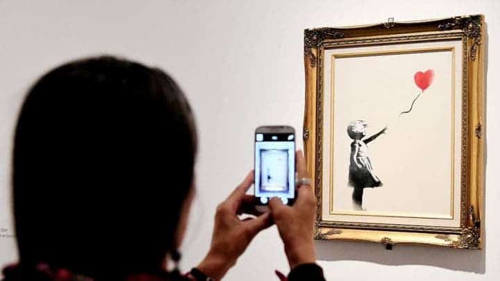 Une oeuvre de Banksy adjugée à 1,2 millions d’euros s’autodétruit en pleine vente aux enchères