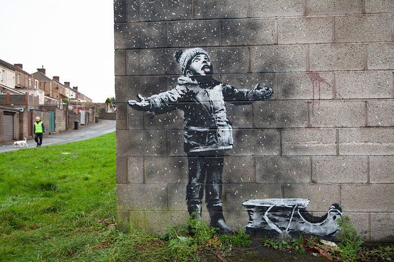 La dernière oeuvre de Banksy de l’année avec ce garçon qui attend la neige…