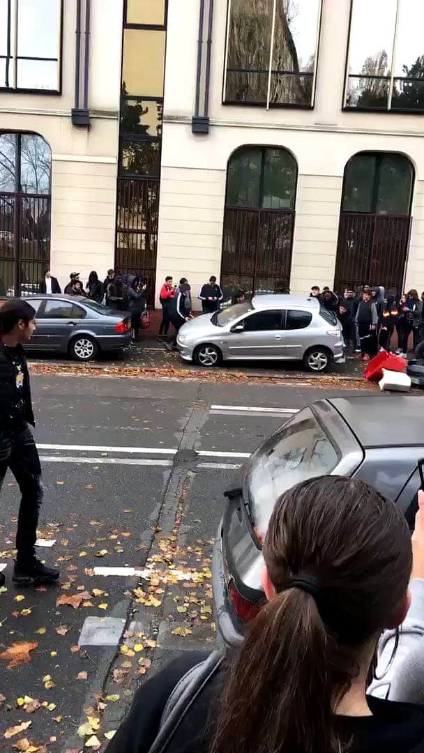 Orléans : Les lycéens s’amusent à retourner les voitures (qui ne sont pas des Porsche)