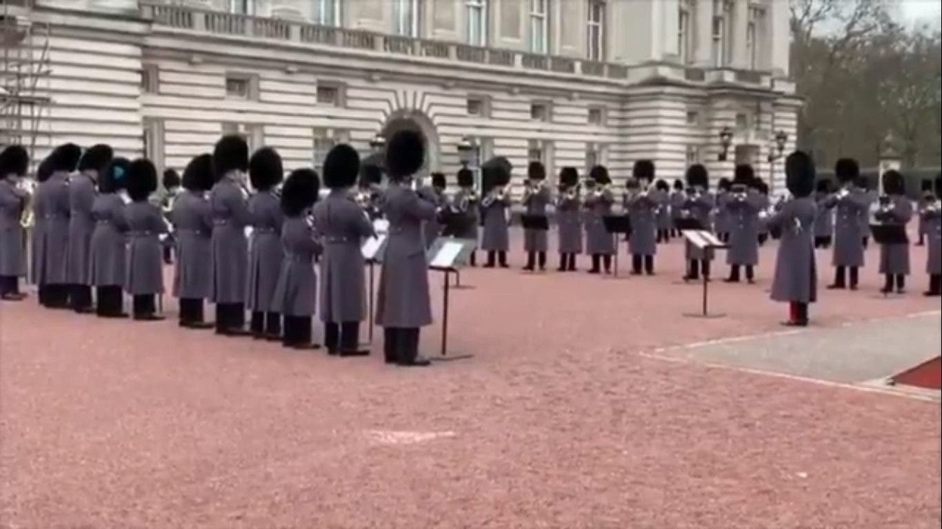 Pour exprimer leur fierté, la garde royale joue « Bohemian Rhapsody » devant Buckingham Palace