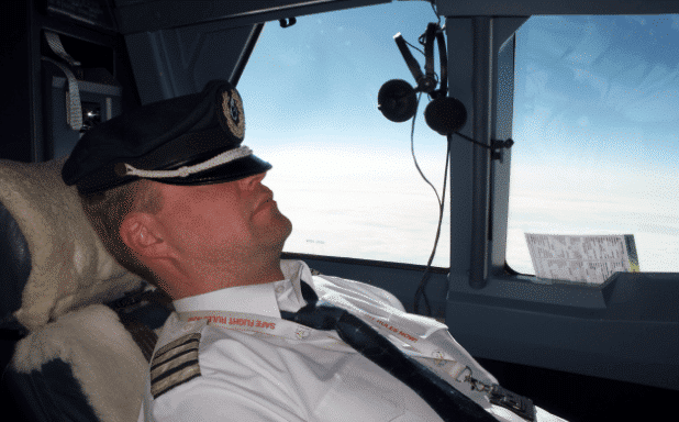 Un pilote filmé en train de dormir à bord d’un Boeing 747