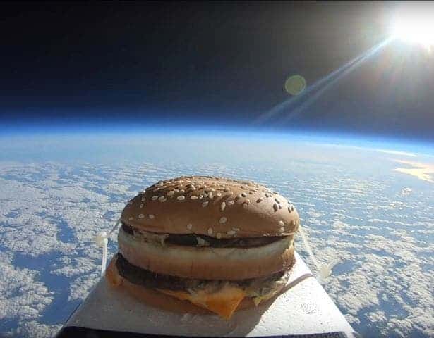 Un hamburger en provenance de l’espace atterrit sur un terrain de football et un homme l’a mangé !