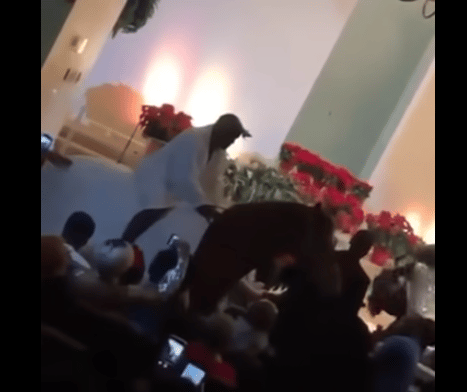 Kanye West rate son entrée à dos de cheval dans une église !